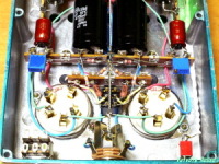 �A�E�g�v�b�g�E�R���f���T�[����4700uF���n���_�t�����āA�A�E�g�v�b�g�����NFB��ON-OFF�X�C�b�`���ӂ��n���_�t�����܂��B�n���_�t���I���B�^��ǂ̃J�\�[�h�o�C�p�X�R���f���T�[�́A�G���i�[�Z���t�@�C���ł��B